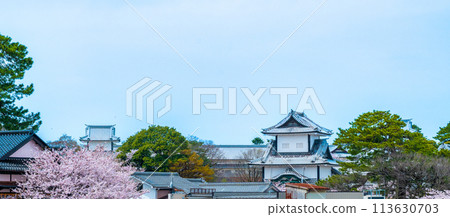 溫暖的春天盛開的櫻花和金澤城公園的石川門、旅遊中心和城市景觀 | 石川縣金澤市兼六停車場拍攝 113630703