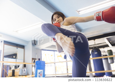 Young lady playing kickboxing Young lady playing kickboxing 113630822