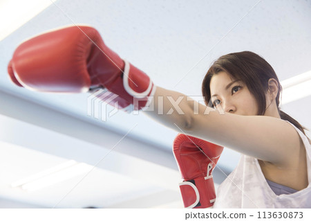 Young woman boxing 113630873