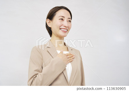 Businesswoman portrait, trust, white background 113630905
