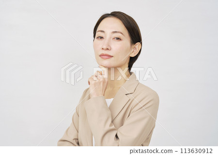 白色背景的女商人肖像 113630912