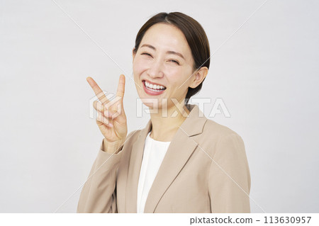 給和平標誌的女商人，白色背景 113630957