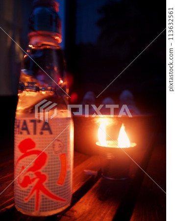 夏夜蠟燭點燃的彈珠汽水 113632561
