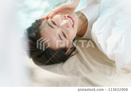 Woman lying down and relaxing 113632908
