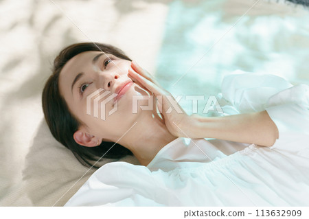 一個女人躺著放鬆 113632909
