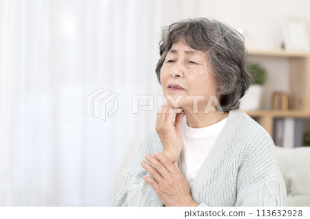 喉嚨痛的女高管 喉嚨痛的女高管 113632928