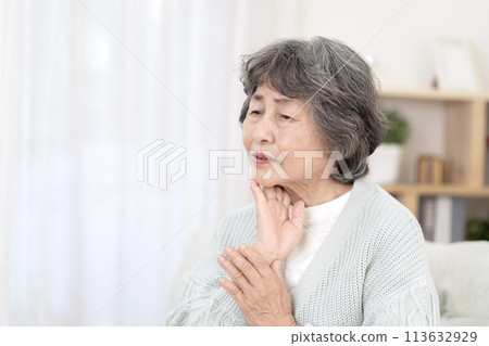Senior woman with a sore throat Senior woman with a sore throat 113632929
