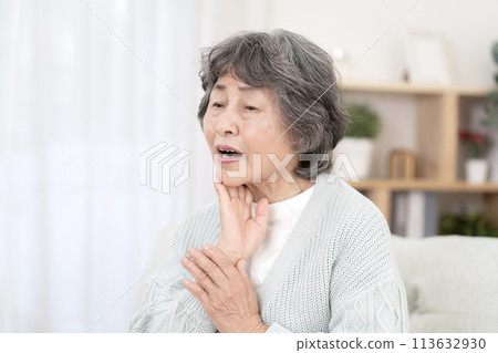 Senior woman with a sore throat Senior woman with a sore throat 113632930