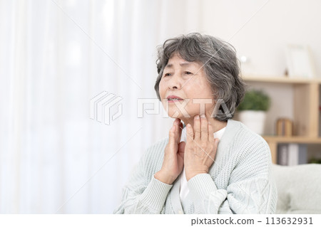 Senior woman with a sore throat 113632931