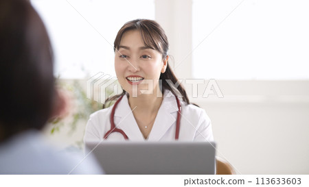 微笑的女醫生和女病人提問 微笑的女醫生和女病人提問 113633603