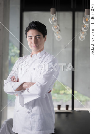 Image of a chef wearing a chef's coat or a man working in the food and beverage industry with his arms crossed. Also good for job changes and recruitment. Image of a chef wearing a chef's coat or a man working in the food and beverage industry with his arms crossed. Also good for job changes and recruitment. 113635876