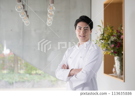 Image of a chef wearing a chef's coat or a man working in the food and beverage industry with his arms crossed. Also good for job changes and recruitment. Image of a chef wearing a chef's coat or a man working in the food and beverage industry with his arms crossed. Also good for job changes and recruitment. 113635886