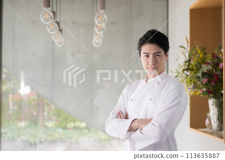 Image of a chef wearing a chef's coat or a man working in the food and beverage industry with his arms crossed. Also good for job changes and recruitment. Image of a chef wearing a chef's coat or a man working in the food and beverage industry with his arms crossed. Also good for job changes and recruitment. 113635887