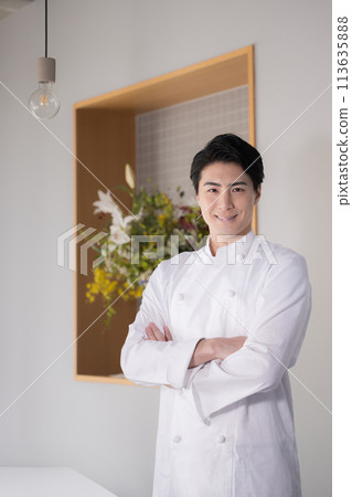 Image of a chef wearing a chef's coat or a man working in the food and beverage industry with his arms crossed. Also good for job changes and recruitment. Image of a chef wearing a chef's coat or a man working in the food and beverage industry with his arms crossed. Also good for job changes and recruitment. 113635888