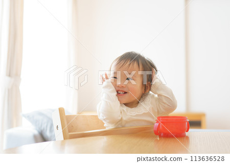 Baby to eat a snack Baby to eat a snack 113636528