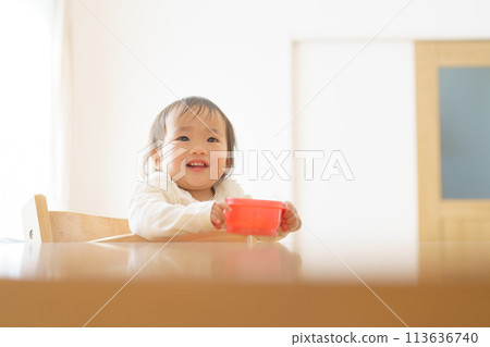 Baby to eat a snack Baby to eat a snack 113636740