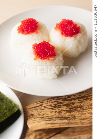 鹹味美味的筋子飯糰,適合暑假便當 鹹味美味的筋子飯糰,適合暑假便當 113636947