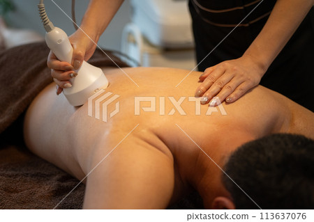 A man and an esthetician undergoing slimming treatment at a men's beauty salon (cavitation, ultrasound, radio waves) A man and an esthetician undergoing slimming treatment at a men's beauty salon (cavitation, ultrasound, radio waves) 113637076