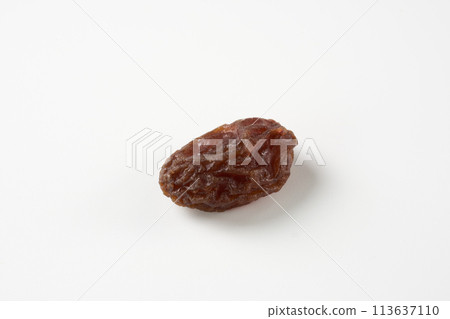 Dried fruits (raisins) Image 113637110