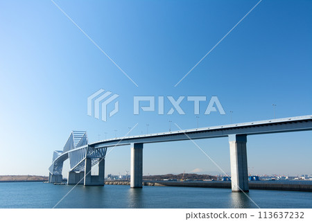 東京京門大橋在藍天的襯托下熠熠生輝 113637232