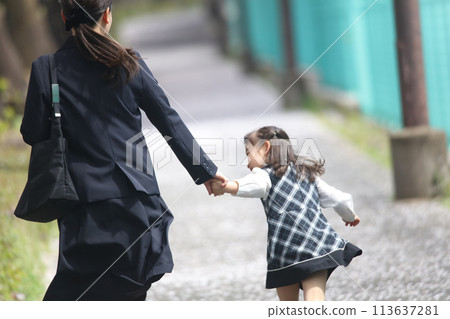 笑臉父母和孩子 113637281