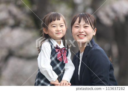 笑臉父母和孩子 113637282