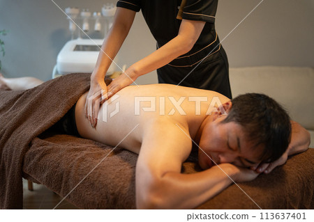 一名男子和一名美容師/治療師在男士美容院做減肥美容 113637401