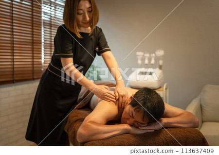 一名男子和一名美容師/治療師在男士美容院做減肥美容 113637409