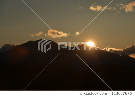 The Yayoi sky is hazy with yellow sand, and the sun rises over Mt. Kayagatake The Yayoi sky is hazy with yellow sand, and the sun rises over Mt. Kayagatake 113637670