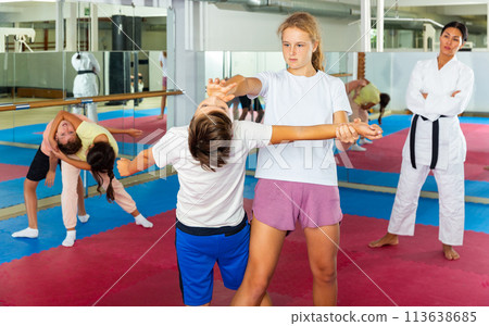 Kids on self-defence training 113638685
