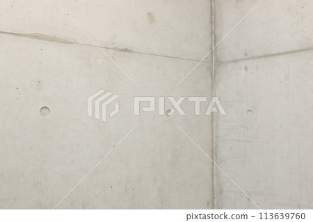 裸露混凝土房間右角的背景，色彩鮮豔 113639760