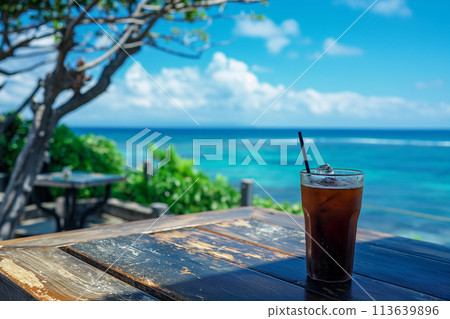 在海景咖啡館享用美味的冰咖啡 113639896