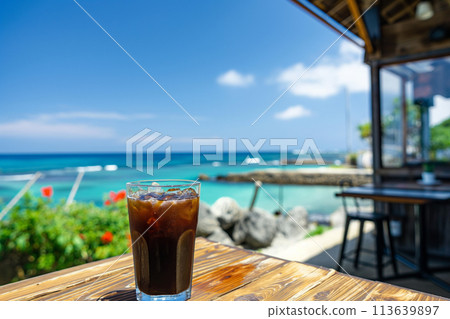 在海景咖啡館享用美味的冰咖啡 113639897