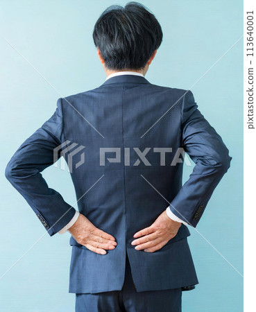 雙手抱腰的男人背影 113640001