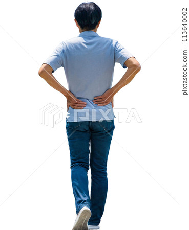 雙手抱腰的男人背影 113640002