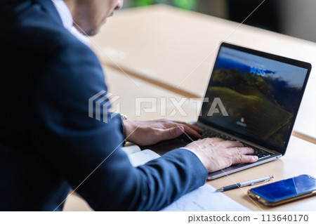 Back view of a working man 113640170