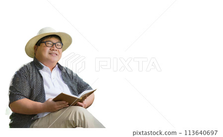 戴著帽子看書的胖子 113640697