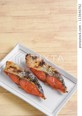 Grilled salted salmon 113640762