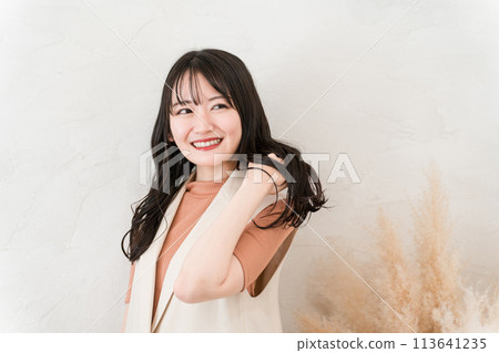 Image of hair care, beauty salon, hair salon, woman with long black hair who came to the hair salon 113641235