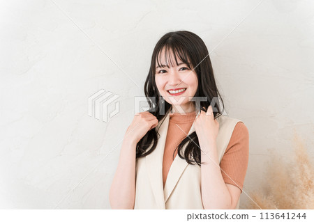 Image of hair care, beauty salon, hair salon, woman with long black hair who came to the hair salon 113641244