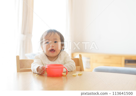 Baby to eat a snack 113641500