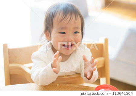 Baby to eat a snack Baby to eat a snack 113641504