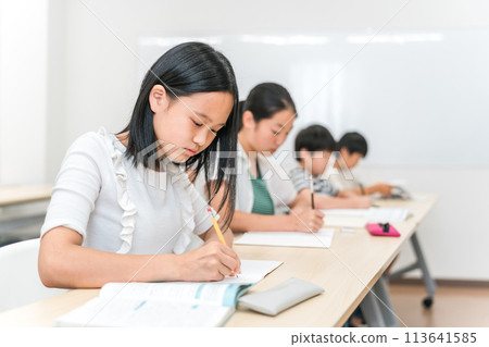 小學生、國中生在補習班、學校、課後自習、做作業 小學生、國中生在補習班、學校、課後自習、做作業 113641585