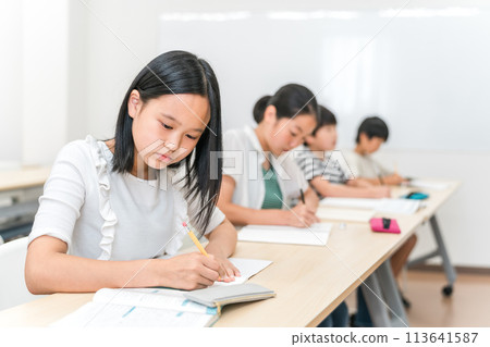 Elementary and junior high school students studying and doing homework at cram schools, schools, and after-school programs 113641587