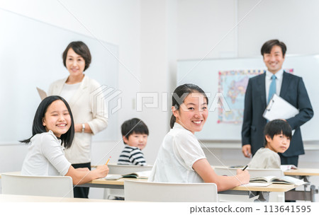 小學生在補習班/課外補習班/上課/暑期班學習(教育) 小學生在補習班/課外補習班/上課/暑期班學習(教育) 113641595