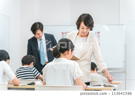 在補習班和學校教室裡教導小學和國中學生的男女輔導員、教師和教師。 在補習班和學校教室裡教導小學和國中學生的男女輔導員、教師和教師。 113641596