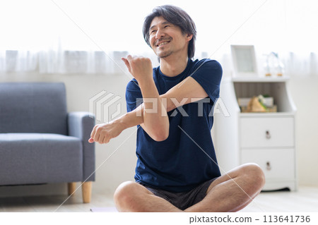 一個男人在伸展身體 113641736