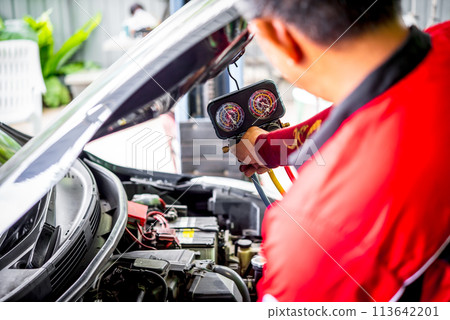 Car refilling air condition at car garage 113642201