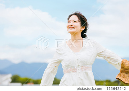 Women who traveled to summer resorts, resorts, countryside, and local areas during summer vacation or Golden Week (refreshment, vacation, stress relief) 113642242