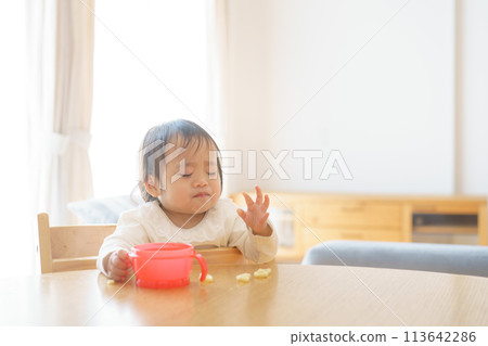 Baby to eat a snack Baby to eat a snack 113642286